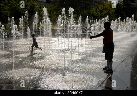 I visitatori si divertono a Spray Plaza presso il City Garden, il giardino di sculture all'aperto nel centro di St. Louis Sabato. Foto Stock