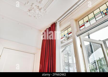 Decorazioni in stucco sul soffitto in un appartamento in stile classico Foto Stock