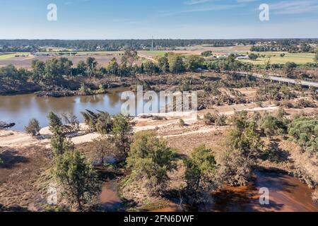 Drone fotografia aerea del fiume Nepean e la strada dopo Gravi inondazioni nella riserva di Yarramundi nella regione di Hawkesbury Nuovo Galles del Sud in Australia Foto Stock