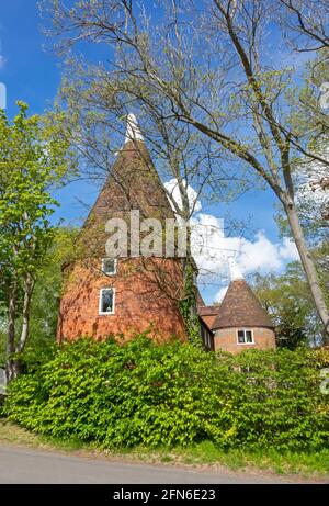 Tipica casa di Pentish Oast a Smarden Village, Kent, Regno Unito, trasformata in una dimora Foto Stock