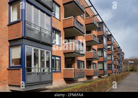 Appartamento con diversi piani di mattoni rossi e balcone Foto Stock