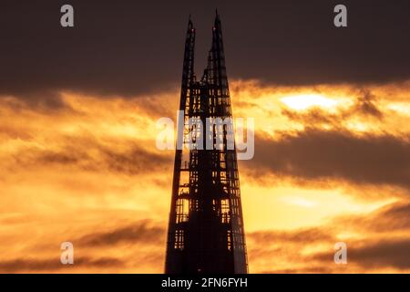 Londra, Regno Unito. 14 maggio 2021. Regno Unito tempo: Tramonto spettacolare sera sopra il grattacielo Shard. Credit: Guy Corbishley/Alamy Live News Foto Stock