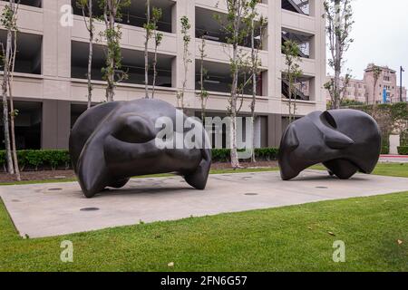 Pasadena, CA, USA - 11 maggio 2021: Sculture doppie in bronzo nero di David Schafer che rappresentano la forza e la forza, una vitalità all'interno, e chiamato se Foto Stock