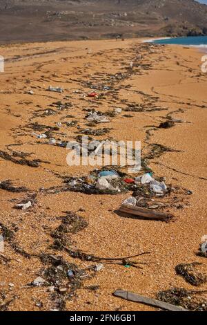 I rifiuti versati sulla spiaggia - bottiglie di plastica sporca usate ...