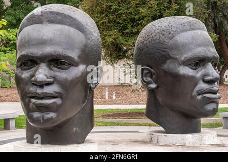 Pasadena, CA, USA - 11 maggio 2021: Primo piano del grande memoriale di Robinson con teste di fratelli Jackie e Mack, entrambi di successo, famoso e sentiero bl Foto Stock