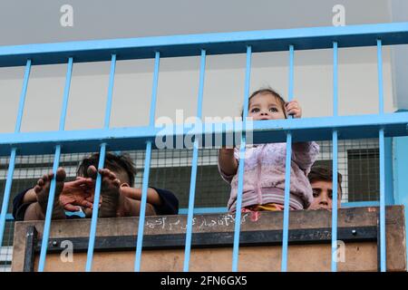 Gaza, Palestina. 14 maggio 2021. I bambini si siedono all'interno di una scuola dell'ONU nella città di Gaza, dove le famiglie palestinesi si rifugiano dopo aver fuggito dalle loro case nel quartiere di Shejaiya e nella città di Beit Lahia durante gli attacchi aerei israeliani, in mezzo all'escalation della violenza israelo-palestinese. Credit: SOPA Images Limited/Alamy Live News Foto Stock