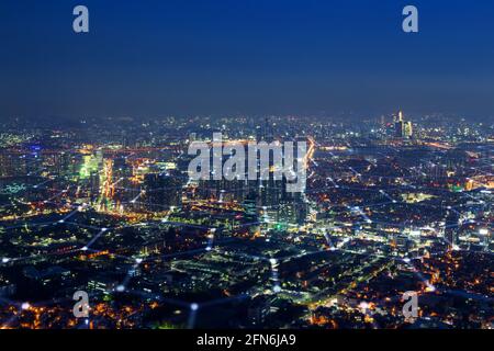 Vista panoramica dello skyline di Seoul, Corea del Sud, dall'alto di notte. Tecnologia di rete wireless Blockchain, città intelligente, 5G e foto di concetto dei big data. Foto Stock