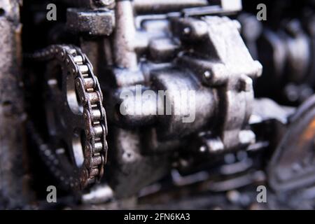 4 cilindri una testa motore con collettore di scarico smontato del vecchio carrello industriale pesante motore diesel V 8 con chiusura coperchi separati, veicolo Foto Stock