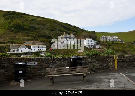 Case che si affacciano dalla strada principale sul porto di Port Issac Cornovaglia Inghilterra regno unito Foto Stock
