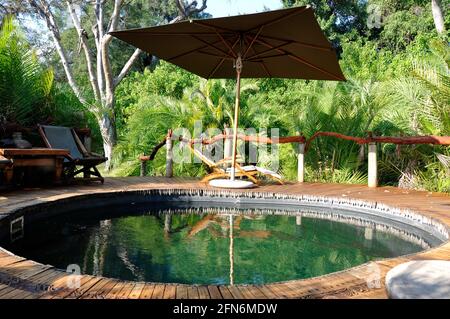 Oase Mitten in der Kalahari-Wüste. Das Jao Wilderness Camp im weltgrössten Binnendelta, den Okavango-Delta-Sümpfen. Vom Pool aus lassen sich die Fluss Foto Stock