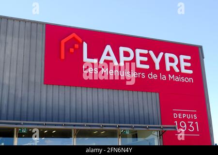 Vitrolles, Francia. 12 maggio 2021. Una vista esterna di un negozio LAPEYRE a Vitrolles. La catena di negozi Lapeyre sarà venduta alla holding industriale tedesca Mutares. Il gruppo Saint-Gobain sta negoziando con la holding tedesca Mutares per vendere il suo marchio "LAPEYRE". Lunedì 10 maggio si è tenuta un'audizione presso il Tribunale commerciale di Parigi per esaminare l'approvazione della vendita. La decisione finale dovrebbe essere presa il 1° giugno 2021. Nel gruppo di 3,500 dipendenti potrebbero essere effettuati più di 700 tagli di posti di lavoro che potrebbero chiudere quattro delle dieci fabbriche e 19 negozi dei 126 del gruppo. ( Foto Stock