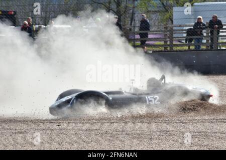 Una breve escursione nella ghiaia a Redgate, John Spiers, TIFF Needell, Lister Jaguar Knobbly, RAC Woodcote Trophy, Trofeo Stirling Moss, per Pre - 6 Foto Stock