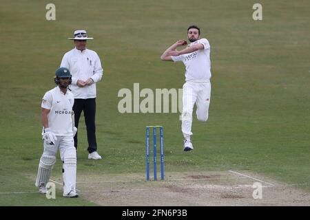 CHESTER LE STREET, REGNO UNITO. 14 MAGGIO, il bowling Mark Wood di Durham durante la partita del campionato della contea di LV tra il Durham County Cricket Club e il Worcestershire a Emirates Riverside, Chester le Street venerdì 14 maggio 2021. (Credit: Mark Fletcher | MI News) Foto Stock