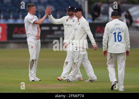 CHESTER LE STREET, REGNO UNITO. IL 14 MAGGIO il Brydon Carse di Durham festeggia dopo il bowling la lingua Josh di Worcesterhire durante la partita del campionato della contea di LV tra il Durham County Cricket Club e il Worcestershire a Emirates Riverside, Chester le Street venerdì 14 maggio 2021. (Credit: Mark Fletcher | MI News) Credit: MI News & Sport /Alamy Live News Foto Stock