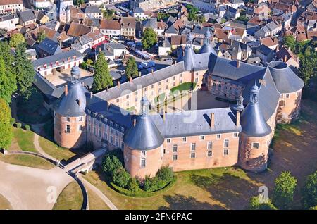 Francia, Yonne, il castello di Saint Fargeau (vista aerea) Foto Stock