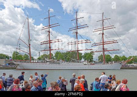 Francia, Senna Marittima (76), Rouen, Armada 2019, folle di turisti che visitano il vecchio rigging sulle rive della Senna, il Sedov Foto Stock