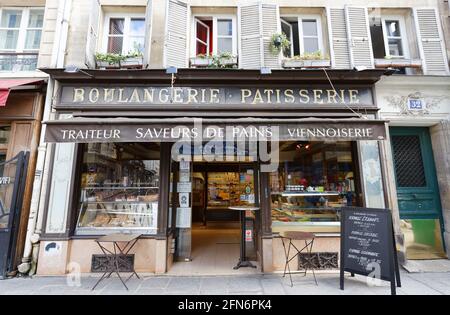 Il tradizionale panificio francese e la pasticceria si trovano nel quartiere Marais di Parigi, in Francia. Foto Stock