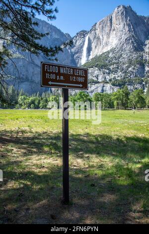 Il marcatore di alluvioni del 1997 nella Yosemite Valley nello Yosemite National Park, California. Foto Stock