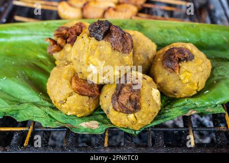 Tacacho con cecina è un tipico pasto peruviano tradizionalmente servito a colazione Foto Stock