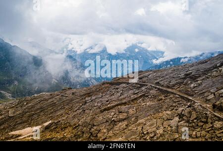 Bellissimo paesaggio di montagne alpine con vecchia strada romana Foto Stock