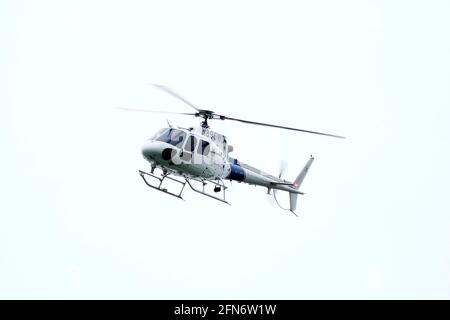Del Rio, Stati Uniti. 13 maggio 2021. L'elicottero DELLA dogana E della protezione delle frontiere DEGLI STATI UNITI vola lungo il confine tra Rio Grande e Stati Uniti e Messico. Secondo stime non ufficiali, circa 200,000 migranti sono passati negli Stati Uniti lungo il confine meridionale dal febbraio 2021. (Foto di J Lamparski/SOPA Images/Sipa USA) Credit: Sipa USA/Alamy Live News Foto Stock