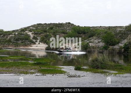 Del Rio, Stati Uniti. 13 maggio 2021. Pattugliamento aereo della pattuglia di frontiera degli Stati Uniti pattuglia il confine di Rio Grande US/Maxican. Secondo stime non ufficiali, circa 200,000 migranti sono passati negli Stati Uniti lungo il confine meridionale dal febbraio 2021. (Foto di J Lamparski/SOPA Images/Sipa USA) Credit: Sipa USA/Alamy Live News Foto Stock