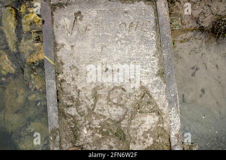 Del Rio, Stati Uniti. 13 maggio 2021. Benvenuti negli Stati Uniti l'iscrizione si trova su una rampa che porta fuori dal Rio Grande. Secondo stime non ufficiali, circa 200,000 migranti sono passati negli Stati Uniti lungo il confine meridionale dal febbraio 2021. (Foto di J Lamparski/SOPA Images/Sipa USA) Credit: Sipa USA/Alamy Live News Foto Stock