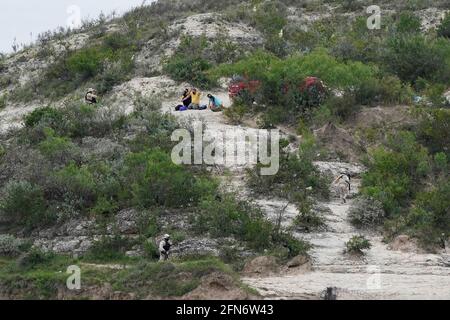 Del Rio, Stati Uniti. 13 maggio 2021. L'intercetta militare messicana un piccolo gruppo di migranti che tentano di attraversare il Rio Grande negli Stati Uniti. Secondo stime non ufficiali, circa 200,000 migranti sono passati negli Stati Uniti lungo il confine meridionale dal febbraio 2021. (Foto di J Lamparski/SOPA Images/Sipa USA) Credit: Sipa USA/Alamy Live News Foto Stock