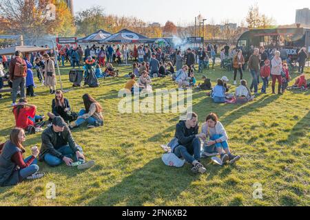 Kazan, Russia - 03 ottobre 2020: I residenti si rilassano, si siedono e si trovano sul prato nel parco cittadino, intorno al quale ci sono molti ristoranti mobili barbecue. Foto Stock