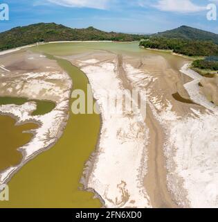 Vista aerea del serbatoio della siccità. Terreno asciutto e incrinato. Taiwan Foto Stock