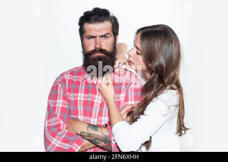 Uomo bearded. Concetto di barbiere. Il parrucchiere taglia la barba. Barbiere taglio capelli. Rifinitura dei peli del viso. Foto Stock