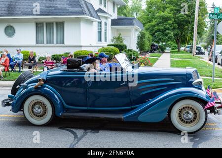 Una coppia passa lentamente attraverso Auburn, Indiana, nel suo antico e blu roadster Auburn durante la Auburn Cord Duesenberg Festival Parade 2019. Foto Stock