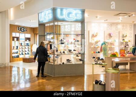 Sezione di scarpe Umg nel grande magazzino di punta di Macy a New York City, USA Foto Stock