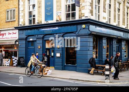 I pedoni camminano vicino alla terrazza del pub Oxford terrazza Foto Stock