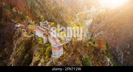 Vista panoramica del castello di Poenari in Romania Foto Stock