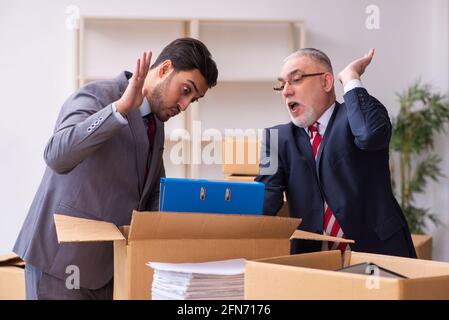 Due dipendenti nel concetto di trasferimento Foto Stock
