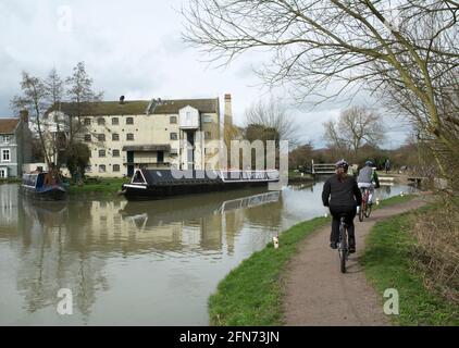 Ciclisti sul sentiero di alzaia Narrowboat Parndon Mill River stort Harlow Essex Foto Stock