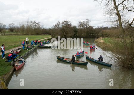 Gli studenti imparano a Canoe River stort Harlow Essex Foto Stock