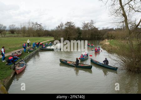 Gli studenti imparano a canoe Parndon Mill River stort Harlow Foto Stock