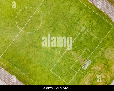 Campo di calcio vuoto stadio aereo vista dall'alto verso il basso sport concetto Foto Stock