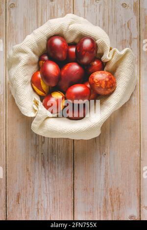 Vista dall'alto in piano sulle uova di pasqua dipinte sfondo in legno con spazio per la copia Foto Stock