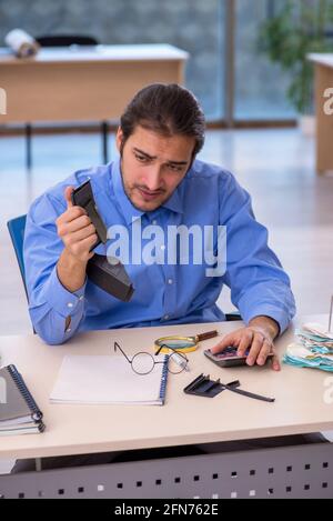 Giovane bookkeeper nel concetto di pianificazione del bilancio Foto Stock