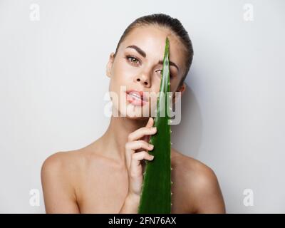 foglia di aloe verde in bella mano della donna e aspetto naturale acconciatura Foto Stock