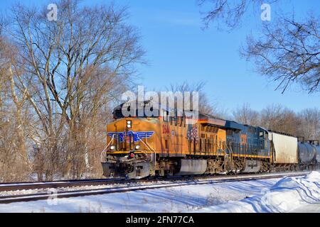 La Fox, Illinois, Stati Uniti. Due locomotive, tra cui un'unità CSXT fuoristrada, guidano un treno merci per unità Union Pacific attraverso l'Illinois in una giornata invernale. Foto Stock