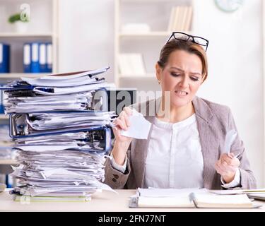 L'imprenditrice molto occupato con documenti in corso Foto Stock