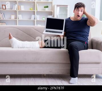 L'uomo con la gamba rotta recuperando a casa Foto Stock