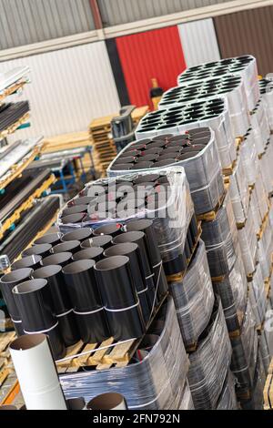 Stack di materiale per coperture Valley in fabbrica di coperture metalliche Foto Stock