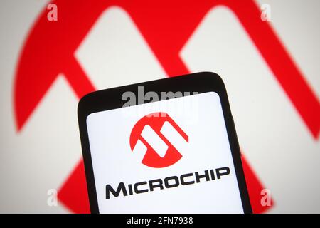 Ucraina. 15 maggio 2021. In questa illustrazione fotografica, il logo della tecnologia Microchip viene visualizzato sullo schermo di uno smartphone e di un pc. (Foto di Pavlo Gonchar/SOPA Images/Sipa USA) Credit: Sipa USA/Alamy Live News Foto Stock