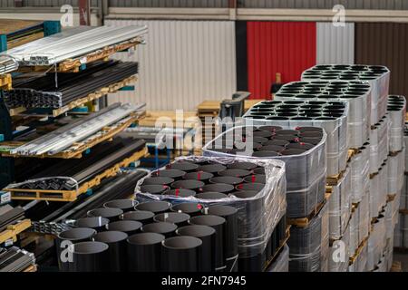 Stack di materiale per coperture Valley in fabbrica di coperture metalliche Foto Stock