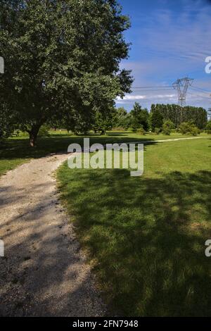 Sentiero in ghiaia in un parco nella campagna italiana Foto Stock